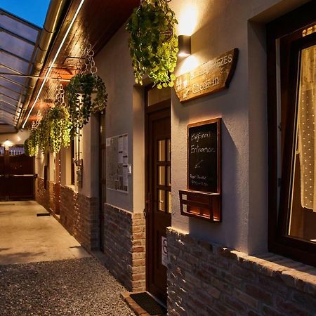 Abraham Vintage Szobak & Apartmanok Pécs Eksteriør bilde